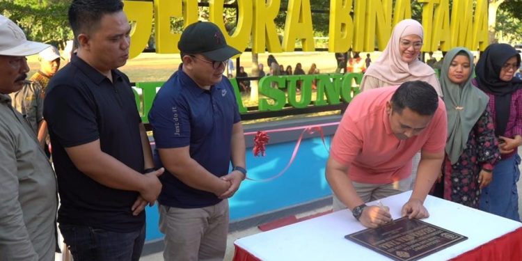 Syukur resmikan gelora Bina Tama. (Foto : ist)