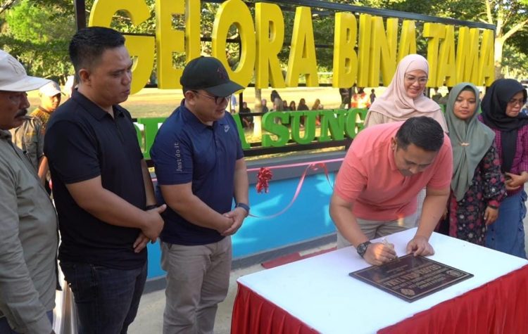 Syukur resmikan gelora Bina Tama. (Foto : ist)