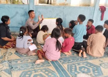 Bripda Seri saat mengajar anak-anak SAD. (Foto : ist)