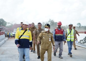 Gubernur Jambi Al Haris saat meninjau di lokasi jalan khusus baru bara. (Foto : ist)