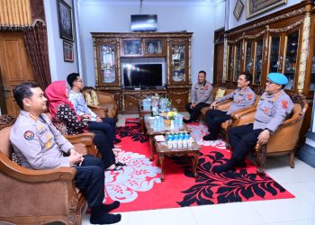 Kapolda Jambi anjangsana ke rumah keluarga mantan Kapolda Jambi (alm) Irjen Pol Mukhlis. (Foto : ist)