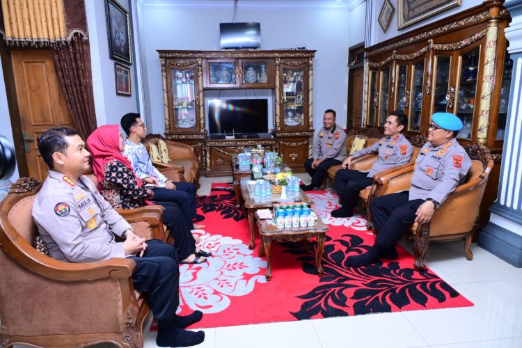 Kapolda Jambi anjangsana ke rumah keluarga mantan Kapolda Jambi (alm) Irjen Pol Mukhlis. (Foto : ist)