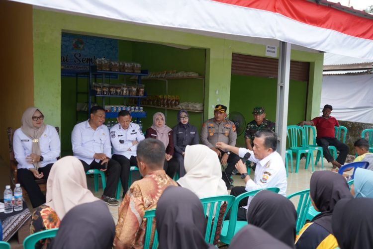 Gubernur Jambi dampingi Wakil KSP Tinjau bakal tempat sekolah rakyat di Tanjabtim. (Foto : ist)