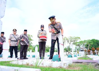 Kapolda Jambi Irjen Pol Krisno ziarah ke makam pahlawan. (Foto : ist)