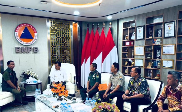 Gubernur Jambi bersama Danrem Gapu dan Kepala BPBD Jambi menghadap ke Kepala BNPB. (Foto : ist)