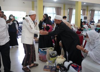 Sambut Kepulangan 428 Jemaah Haji, Gubernur Al Haris: Mohon Maaf Jika Pelayanan Masih Kurang. (Foto : ist)