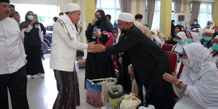Sambut Kepulangan 428 Jemaah Haji, Gubernur Al Haris: Mohon Maaf Jika Pelayanan Masih Kurang. (Foto : ist)