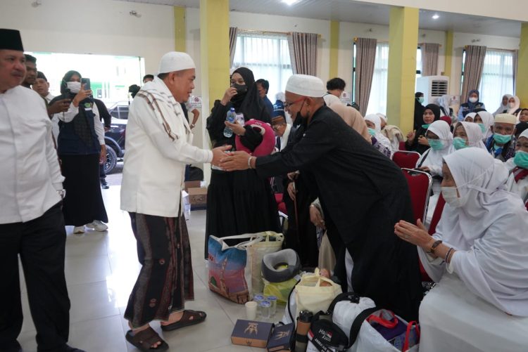 Sambut Kepulangan 428 Jemaah Haji, Gubernur Al Haris: Mohon Maaf Jika Pelayanan Masih Kurang. (Foto : ist)