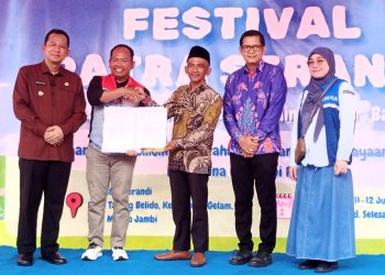 Penyerahan secara simbolis TK Patra Serandi oleh Alfian Mayando kepada Fadli selaku Kades Talang Belido. (Foto : Rolan - sinarjambi.com)