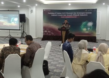 Achmad Subarkah di pembukaan ToT Ekonomi dan Keuangan Syariah jurnalis dan konten kreator. (Foto : Rolan - sinarjambi.com)