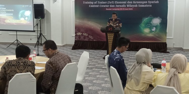 Achmad Subarkah di pembukaan ToT Ekonomi dan Keuangan Syariah jurnalis dan konten kreator. (Foto : Rolan - sinarjambi.com)