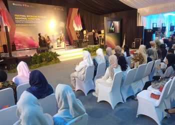 Dian Pelangi saat tampil di talk show. (Foto : Rolan - sinarjambi.com)