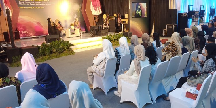 Dian Pelangi saat tampil di talk show. (Foto : Rolan - sinarjambi.com)