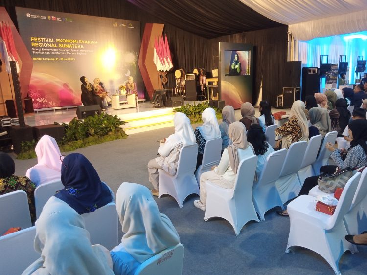 Dian Pelangi saat tampil di talk show. (Foto : Rolan - sinarjambi.com)