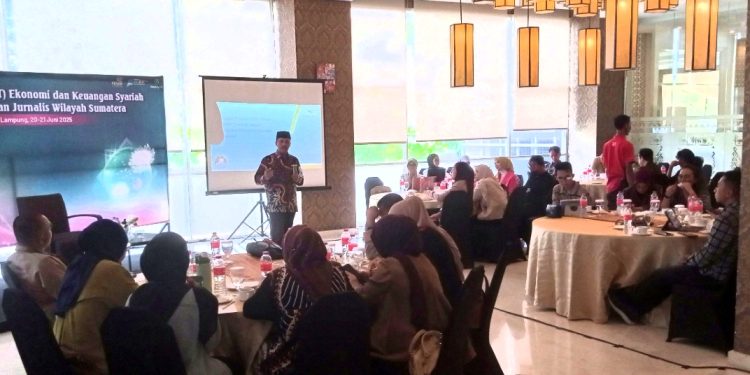 Penyampaian materi oleh Wakil Ketua Bidang Pendistribusian Baznas Lampung, Iskandar Zulkarnain. (Foto : Rolan - sinarjambi.com)