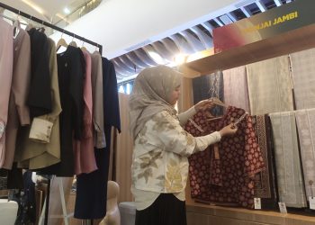 Hani Listiani di stand FESyar Sumatera di Lampung City Mall. (Foto : Rolan - sinarjambi.com)