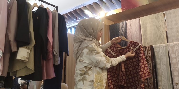 Hani Listiani di stand FESyar Sumatera di Lampung City Mall. (Foto : Rolan - sinarjambi.com)