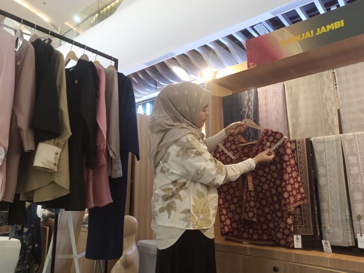 Hani Listiani di stand FESyar Sumatera di Lampung City Mall. (Foto : Rolan - sinarjambi.com)
