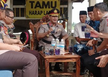 Wakapolda dan PJU Polda Jambi saat mencicipi air Telang. (Foto : Rolan - sinarjambi.com)