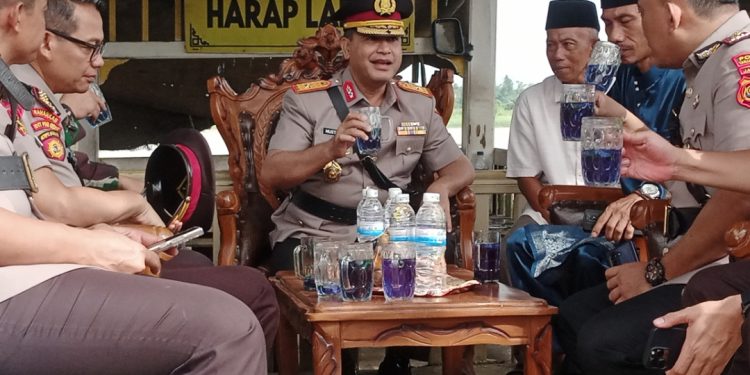 Wakapolda dan PJU Polda Jambi saat mencicipi air Telang. (Foto : Rolan - sinarjambi.com)