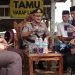 Wakapolda dan PJU Polda Jambi saat mencicipi air Telang. (Foto : Rolan - sinarjambi.com)