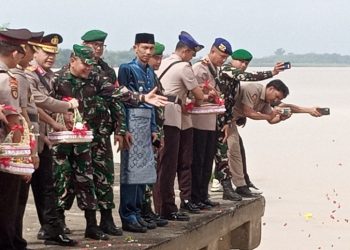 Wakapolda Jambi tabur bunga di sungai Batanghari, Berbak, Tanjabtim. (Foto : Rolan - sinarjambi.com)