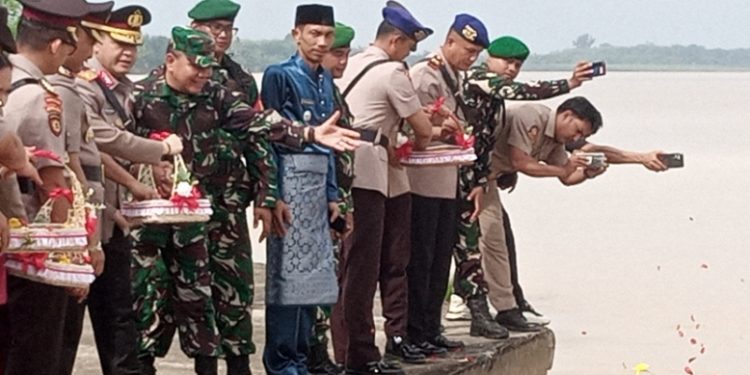 Wakapolda Jambi tabur bunga di sungai Batanghari, Berbak, Tanjabtim. (Foto : Rolan - sinarjambi.com)