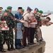 Wakapolda Jambi tabur bunga di sungai Batanghari, Berbak, Tanjabtim. (Foto : Rolan - sinarjambi.com)