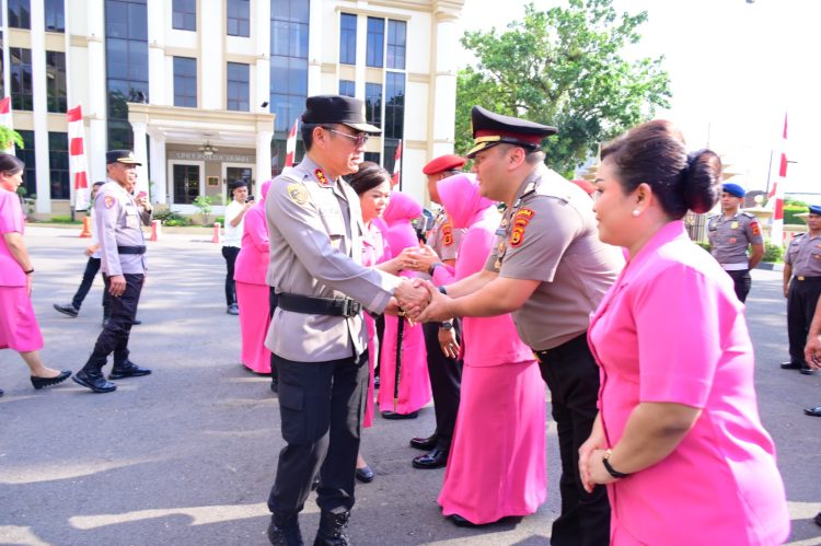 Kapolda Jambi ucapkan selamat kepada personel yang naik pangkat. (Foto : ist)