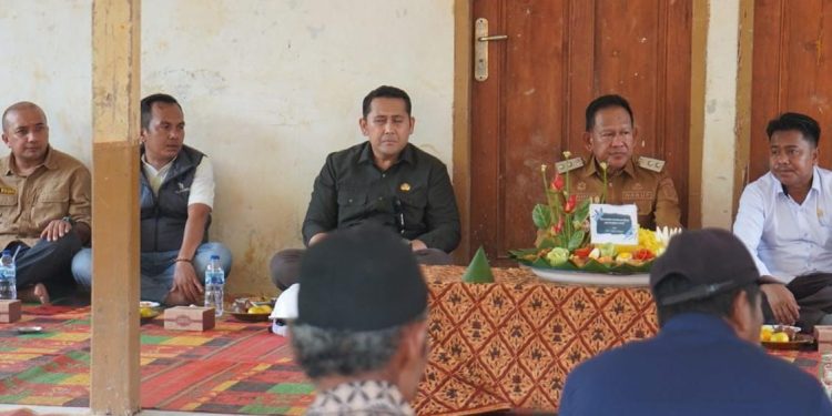 Bupati dan Wabup Merangin tanam replanting sawit tahap satu. (Foto : ist)