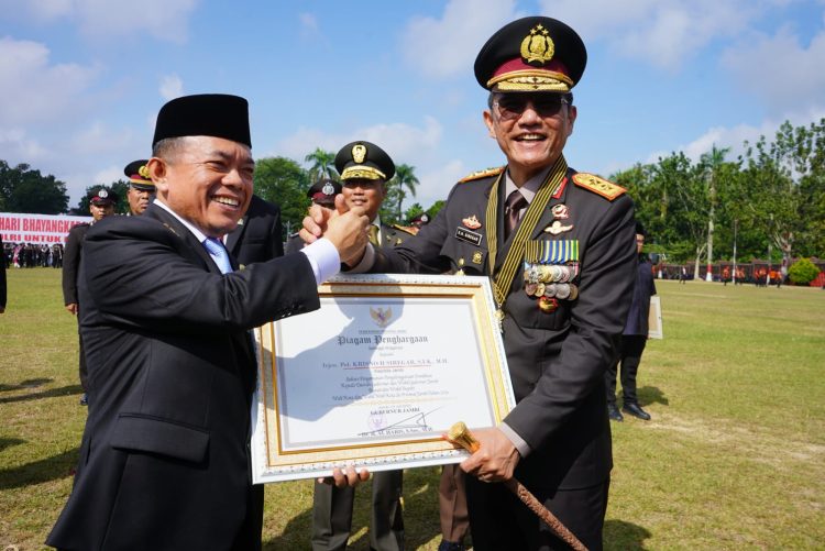 Gubernur Al Haris bersama Kapolda Jambi Irjen Pol Krisno. (Foto : ist)