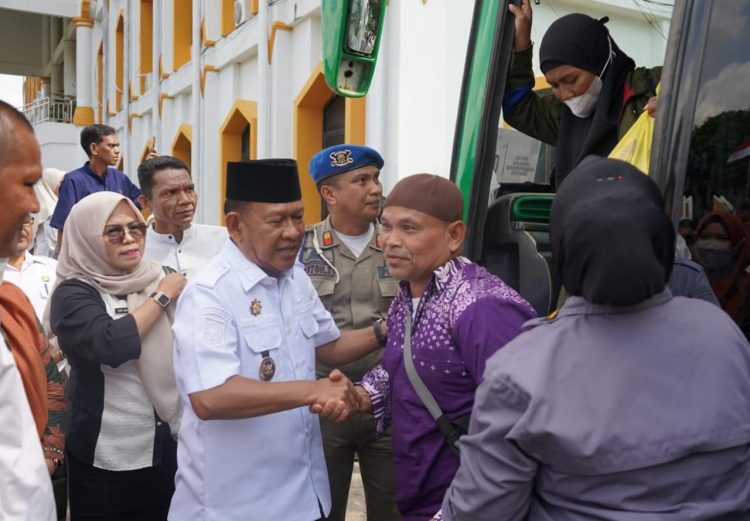 Wabup Merangin sambut kedatangan jemaah haji. (Foto : ist)