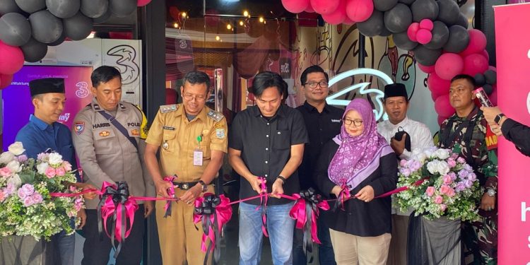 Indosat resmikan 3store baru di Kota Jambi. (Foto : ist)