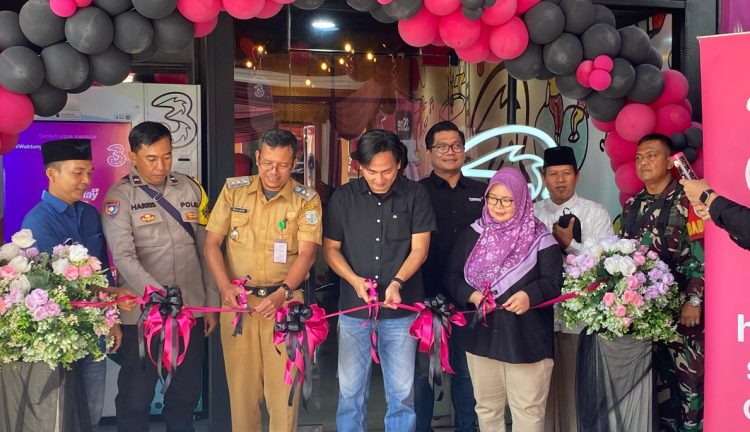 Indosat resmikan 3store baru di Kota Jambi. (Foto : ist)