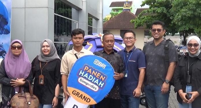 BRI BO Jember Serahkan Mobil Dan Enam Motor Untuk Nasabah Setianya. (Foto : ist)