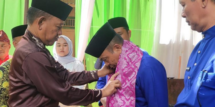 Wabup Khafid Kukuhkan Pengurus Depati Kalbu Dusun Bangko. (Foto : ist)