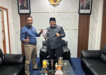 Ketua DPRD Inhu terima buku reunifikasi korea. (Foto : ist)