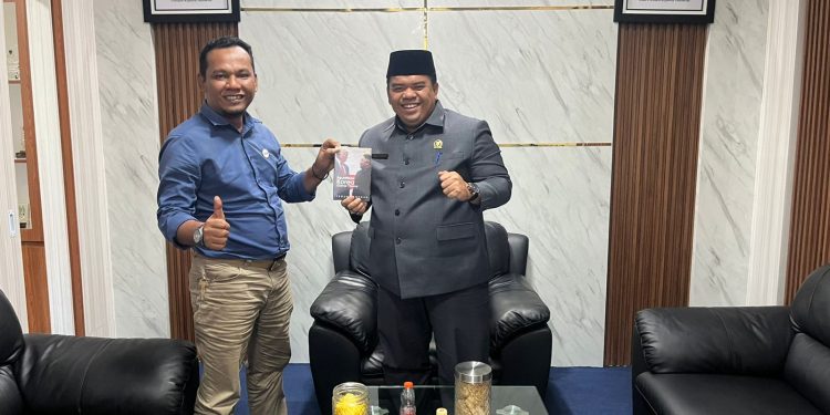 Ketua DPRD Inhu terima buku reunifikasi korea. (Foto : ist)
