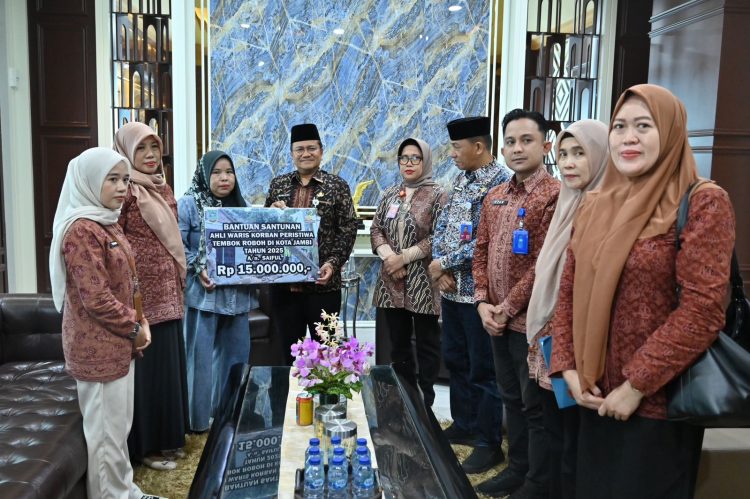 Wali Kota Jambi Maulana Salurkan Bantuan Korban Bencana. (Foto : ist)