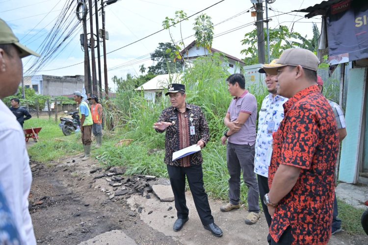 Percepat Penanganan Infrastruktur, Wali Kota Maulana Turun Lapangan Jawab Aspirasi Warga. (Foto : ist)