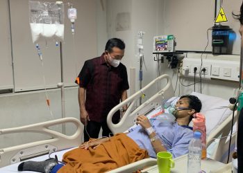Gubernur Jambi Al Haris saat membesuk. (Foto : ist)