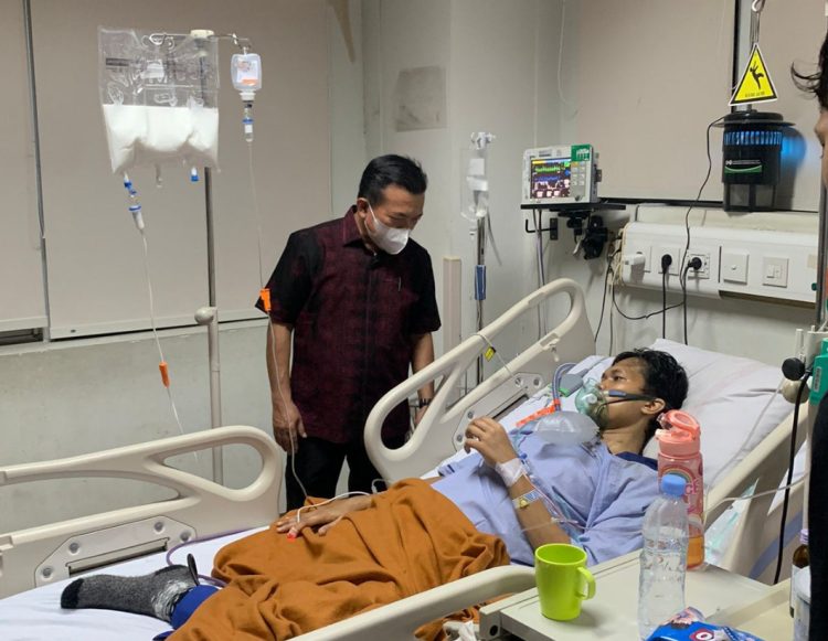 Gubernur Jambi Al Haris saat membesuk. (Foto : ist)