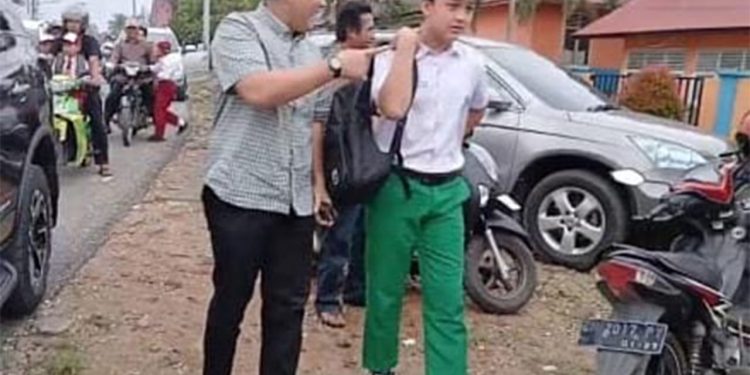Bupati Syukur antar anak ke sekolah. (Foto : ist)