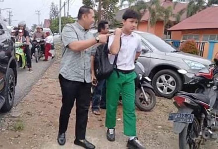 Bupati Syukur antar anak ke sekolah. (Foto : ist)