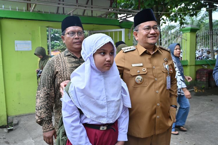 Contohkan Gerakan Ayah Antar Anak Sekolah, Wali Kota Maulana Sentuh Makna di Baliknya. (Foto : ist)