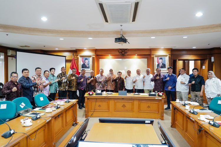 Gubernur Jambi bersama para Bupati dan Wali Kota saat menemui Menhut. (Foto : ist)