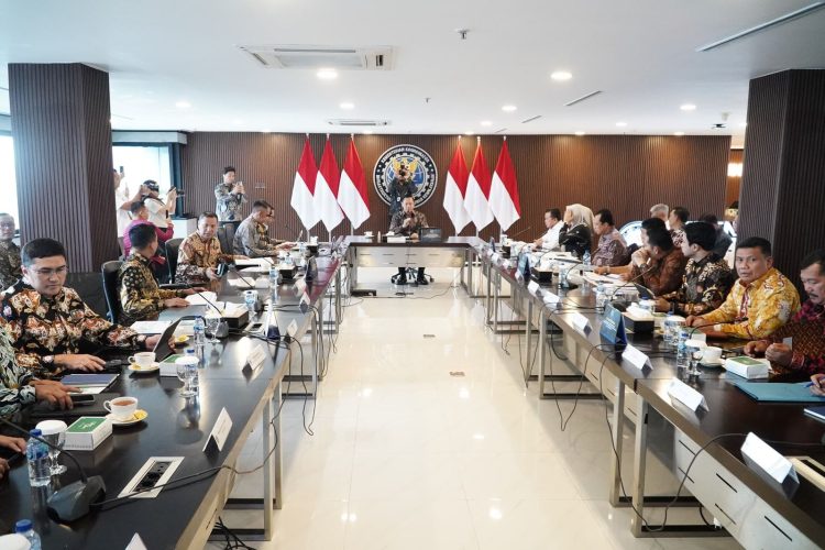 Wawako Diza sampaikan usulan prioritas infrastruktur kota Jambi ke Menko AHY. (Foto : ist)