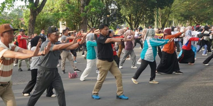 Ribuan Pegawai Pemkab Merangin Ikuti Senam Jumat Sehat. (Foto : ist)