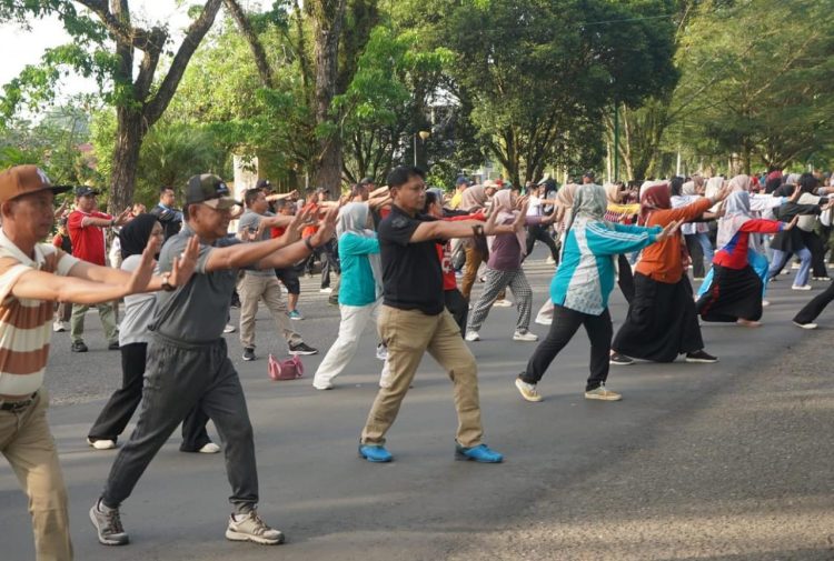 Ribuan Pegawai Pemkab Merangin Ikuti Senam Jumat Sehat. (Foto : ist)