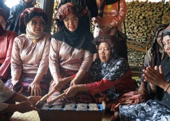 Ketua TP PKK Lavita Ajak Wisata Sehari di Tabir. (Foto : ist)